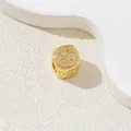 Dettaglio charm lettera D placcato oro con zirconi pavé e lati traforati rifiniti - Lettera D / Oro