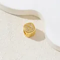 Detailansicht des vergoldeten Buchstabe N Würfelanhängers mit Zirkonia-Besatz - Buchstabe N / Gold