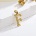 Gouden letter F hanger met houtnerftextuur op wit decoratief stenen plateau - Stijl F Alleen Hanger (Zonder Ketting)