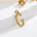 Gouden hanger met hoofdletter G en getextureerde afwerking op een stenen basis - Stijl G Alleen Hanger (Zonder Ketting)