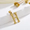 Vergulde letter H hanger met bamboe textuur aan een minimalistische halsketting - Stijl H Alleen Hanger (Zonder Ketting)