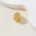 Vergoldeter Würfel-Anhänger mit dem Buchstaben F und funkelnden weißen Zirkonia - Buchstabe F / Gold