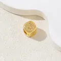 Vergoldeter hohler Würfelanhänger mit Buchstabe J und funkelnden Zirkoniasteinen - Buchstabe J / Gold