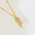 Collier avec pendentif lettre F dorée, design couronne et zircons micropavés - Lettre F