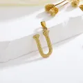 Gouden hanger met letter U en schors-textuur op een minimalistische witte steen - Stijl U Alleen Hanger (Zonder Ketting)
