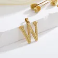 Gouden roestvrijstalen letter W hanger met houtnerftextuur op een stenen achtergrond - Stijl W Alleen Hanger (Zonder Ketting)