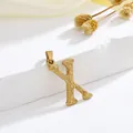 Gouden letter X hanger met houtnerftextuur op een elegante witte stenen achtergrond - Stijl X Alleen Hanger (Zonder Ketting)