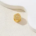 Vergoldeter hohler Würfelanhänger mit Buchstabe O und Zirkonia-Pflasterverzierung - Buchstabe O / Gold