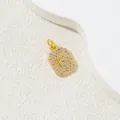 Luxuriöser goldener quadratischer Anhänger mit Mikro-Zirkonia-Pflaster und Buchstabe F - Buchstabe F