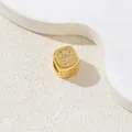 Vergoldeter hohler Würfelanhänger mit Buchstabe P, Zirkonia-Besatz und Stern-Ausschnitten - Buchstabe P / Gold