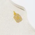 Luxuriöser goldener quadratischer G-Anhänger mit Zirkonia-Inlay auf weißem Hintergrund - Buchstabe G