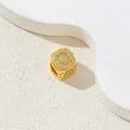 Vergoldeter Würfel-Anhänger mit Buchstabe Q und Zirkonia-Steinen für Halsketten - Buchstabe Q / Gold