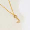 Collier doré avec pendentif lettre J couronnée serti de zircons brillants - Lettre J