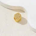 Vergoldete Würfelperle mit Mikro-Pave-Buchstabe R und Sternen-Hohlraum-Detail - Buchstabe R / Gold