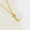 Collier avec pendentif lettre L dorée, petite couronne et zircons brillants - Lettre L