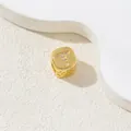 Vergoldeter hohler Würfelanhänger mit Buchstabe T und glitzernden Zirkonia-Steinen - Buchstabe T / Gold