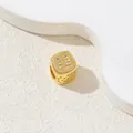Vergoldeter Würfel-Anhänger mit Zirkon-Buchstabe U und hohlem Sterndetail an den Seiten - Buchstabe U / Gold