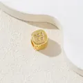 Vergoldeter hohler Würfelanhänger mit Buchstabe W und funkelnden Zirkoniasteinen - Buchstabe W / Gold