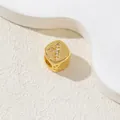 Vergoldeter Würfel-Anhänger mit glänzendem Buchstaben Y und seitlichen Stern-Ausschnitten - Buchstabe X / Gold