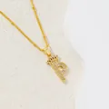 Collier doré avec pendentif lettre P orné d'une couronne et de pierres en zircon - Lettre P
