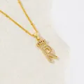 Collier doré avec pendentif lettre R, couronne et oxydes de zirconium scintillants - Lettre R
