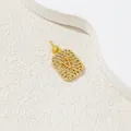 Luxuriöser goldener quadratischer Anhänger mit Zirkonia-Pavé und Hohlbuchstabe V - Buchstabe V