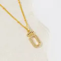 Collier doré avec pendentif couronne lettre U et pierres de zircone micro-serties - Lettre U