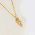 Collier doré avec pendentif lettre V couronne et pierres de zircone serties - Lettre V