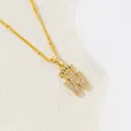 Collier avec pendentif lettre W dorée, motif couronne et pierres zircons brillants - Lettre W