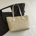 Minimalistische Stroh-Tote-Bag in Naturbeige mit Lederriemen und V-Webmuster für Damen - Weiß