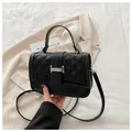 Détail du sac bandoulière noir en similicuir matelassé avec fermoir en métal argenté - Noir