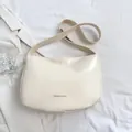 Bolso de hombro minimalista blanco crema en forma de media luna de cuero sintético - Blanco