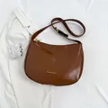 Bolso de hombro media luna minimalista en marrón oscuro de cuero sintético con texto dorado - Marrón