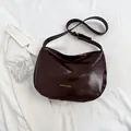 Bolso de hombro media luna en piel sintética marrón oscuro con acabado brillante y oro - Marrón