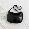 Bolso hobo media luna negro brillante de cuero PU con letras doradas y asa ajustable - Negro