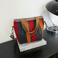 Gestrickte gestreifte Umhängetasche mit buntem Muster und abnehmbarem Gurt - Modell 4