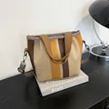 Vertikal gestreifte Shopper-Tasche in Braun, Beige und Gelb mit abnehmbarem Gurt - Braun Beige Gelb Streifen (Muster 2)