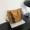 Große Stricktasche mit khakifarbenen und grünen Streifen und Umhängeriemen - Stil 3