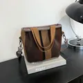 Sac fourre-tout tissé à rayures marron et noir avec bandoulière grise amovible - Modèle 5
