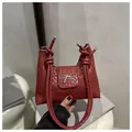 Detail der roten gewebten Handtasche mit silberner Schleife und geknotetem Seilgriff - Rot