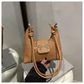 Detail der braunen geflochtenen Handtasche mit Doppelknoten-Riemen und Silberschleife - Braun
