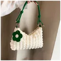 Detail van witte bubble cilindertas met groene handgreep en bloem hanger - Wit & Groen