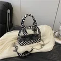 Borsa a conchiglia in PVC trasparente con stampa zebrata e tracolla a catena - Zebra Print