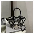 Exquisite Blumenstickerei auf schwarzer Vintage-Eimertasche mit Goldbeschlägen - Schwarz