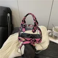 Borsa in PVC trasparente con motivo a serpente rosa e nero e tracolla a catena - Rosa