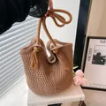Hellbraune gehäkelte hohle Web-Schultertasche mit Quastendetail und Stofffutter - Mit Passendem Sonnenhut / Khaki