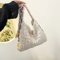Weiße Stricktasche mit bunten Häkelblumen-Patches und böhmischem Urlaubsstil - Gebrochenes Weiß