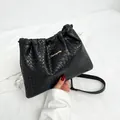 Sac seau tissé noir avec cordon de serrage et détails élégants en logo doré - Noir