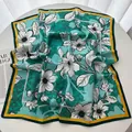 Détail d'un foulard en soie à fleurs avec un drapé souple et un élégant lustre satiné - Bleu Lac Blanc Floral Géométrique (9)