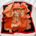 Détail du tissu en satin brillant et de l'imprimé pivoine orange vif sur ce foulard carré - Orange Noir Pivoine (14)